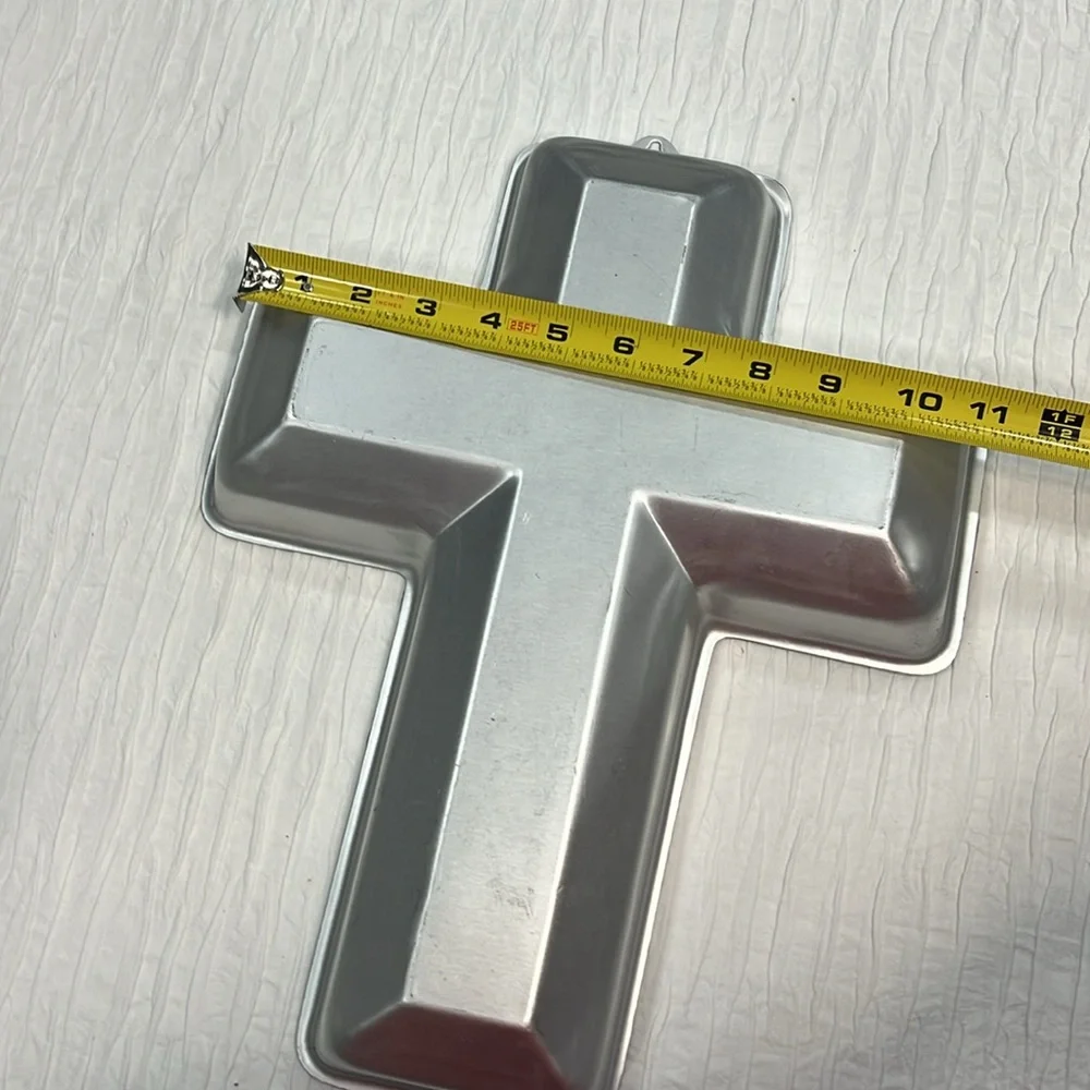 Wilton Cross‎ cake mold